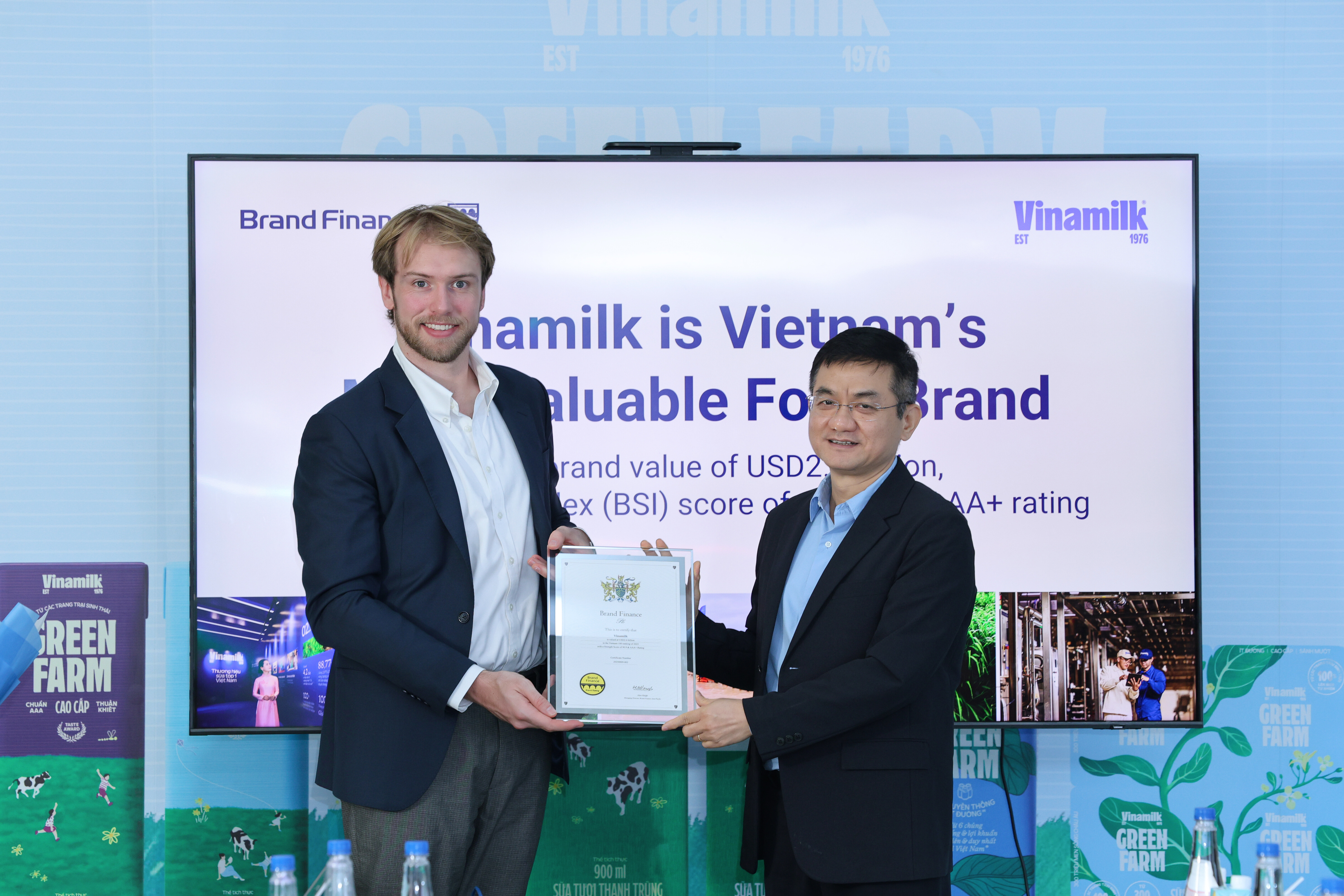 Ông Nguyễn Quang Trí – Giám đốc điều hành Marketing Vinamilk – nhận chứng nhận Top 100 thương hiệu giá trị nhất Việt Nam từ đại diện Brand Finance (Ảnh: Nguyễn Hoàng).