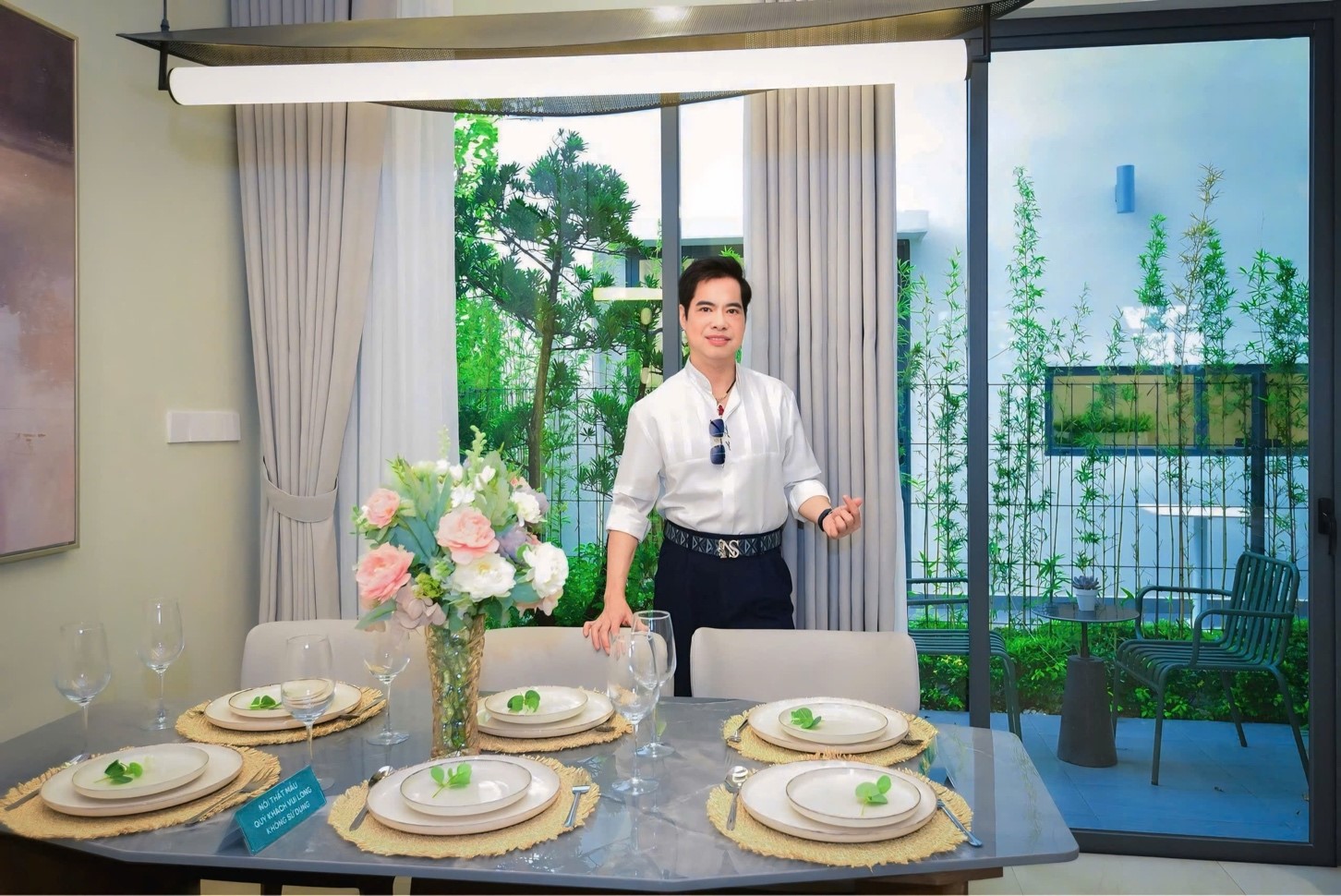 Danh ca Ngọc Sơn tham quan nhà mẫu tại LA Home.