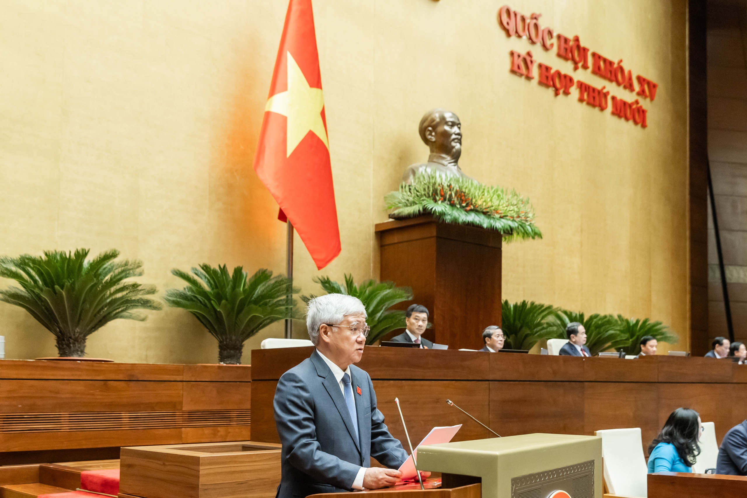 Chủ tịch Ủy ban Trung ương Mặt trận Tổ quốc Việt Nam Đỗ Văn Chiến trình bày báo cáo. 