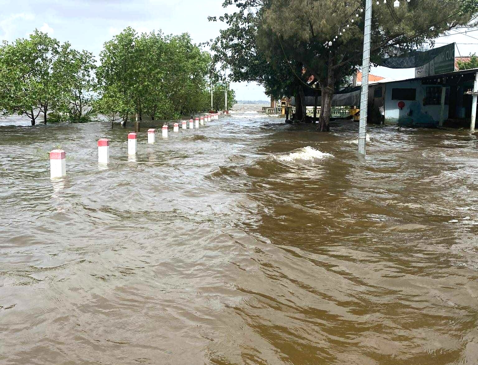 [Video]: Triều cường gây ngập ven phá Tam Giang do ảnh hưởng bão số 12