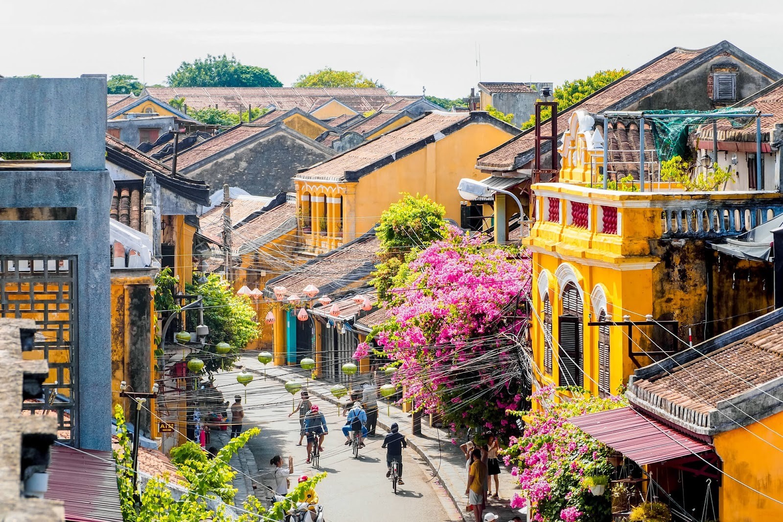 Hiện đô thị cổ vẫn còn lưu giữ gần 1.360 di tích kiến trúc gần như nguyên vẹn như phố xá, nhà cửa, hội quán, đình, chùa, giếng nước...