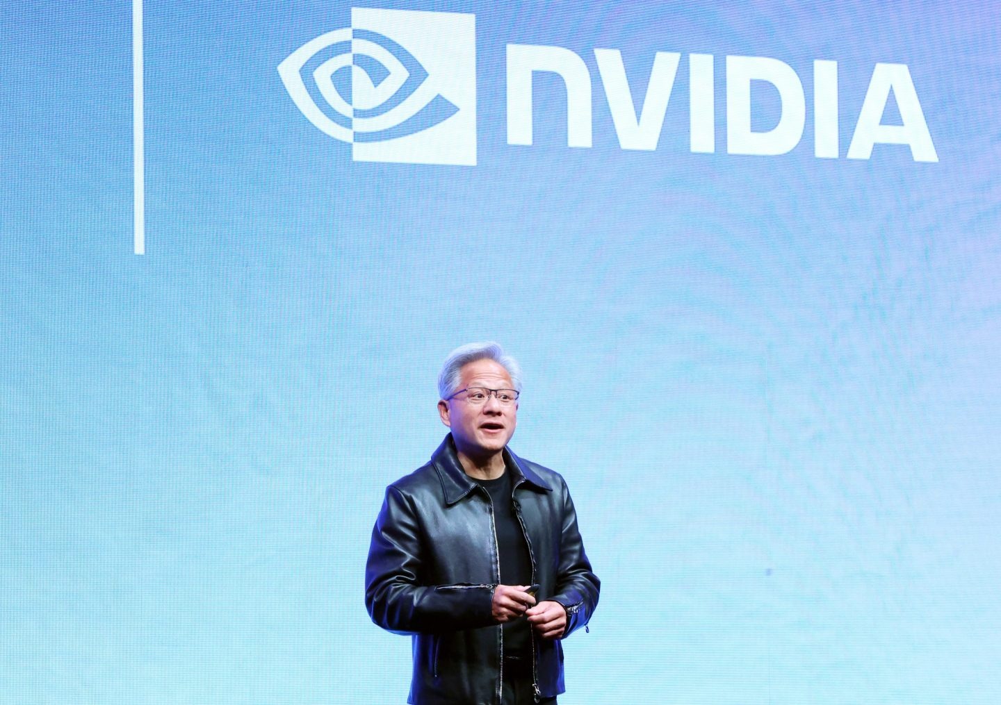 CEO Jensen Huang nói thẳng: “Chúng tôi đã từng chiếm 95% thị phần ở Trung Quốc, giờ con số đó là 0%