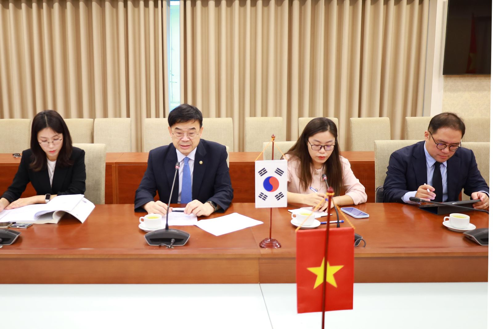 Thứ trưởng thứ nhất Bộ Đất đai, Cơ sở hạ tầng và PG 888 Casino Uy Tín Số 1 Hàn Quốc Lee Sang Kyeong, bày tỏ mong muốn sẽ tiếp tục mở rộng hợp tác với Việt Nam trong lĩnh vực PG 888 Casino Uy Tín Số 1, đường sắt.