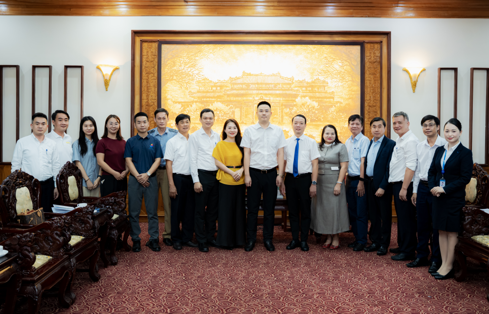 Lãnh đạo UBND thành phố và lãnh đạo các Sở, ngành chụp ảnh lưu niệm cùng&nbsp;Đoàn công táccủa Hãng hàng không Quốc tế Donghai Airlines