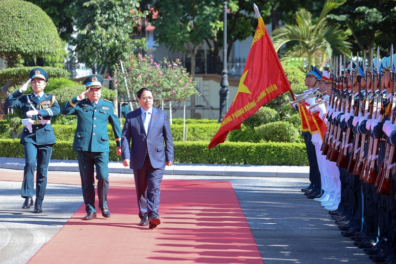 Thủ tướng Phạm Minh Chính dự lễ đón nhận danh hiệu Anh hùng lực lượng vũ trang nhân dân và kỷ niệm 62 năm ngày truyền thống Quân chủng Phòng không – Không quân. Ảnh: VGP