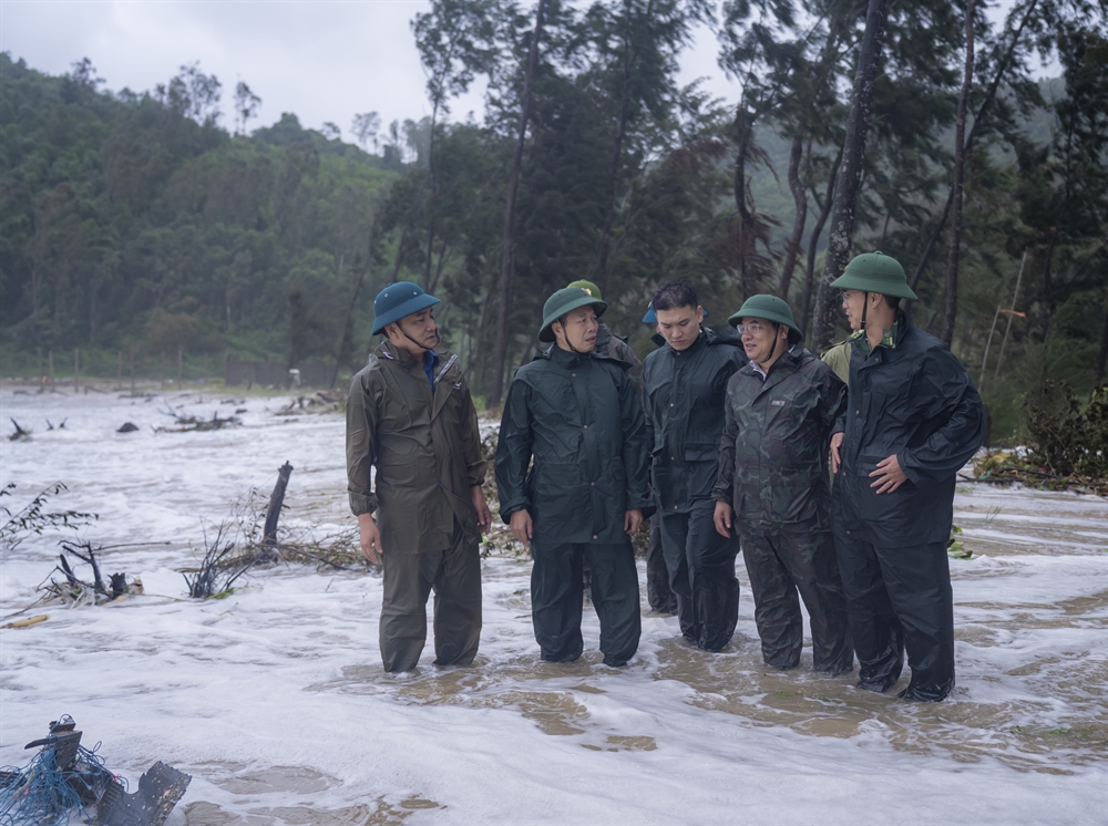 Phó Chủ tịch UBND thành phố Phan Quý Phương đi kiểm tra, chỉ đạo công tác phòng, chống bão tại xã Vinh Lộc.