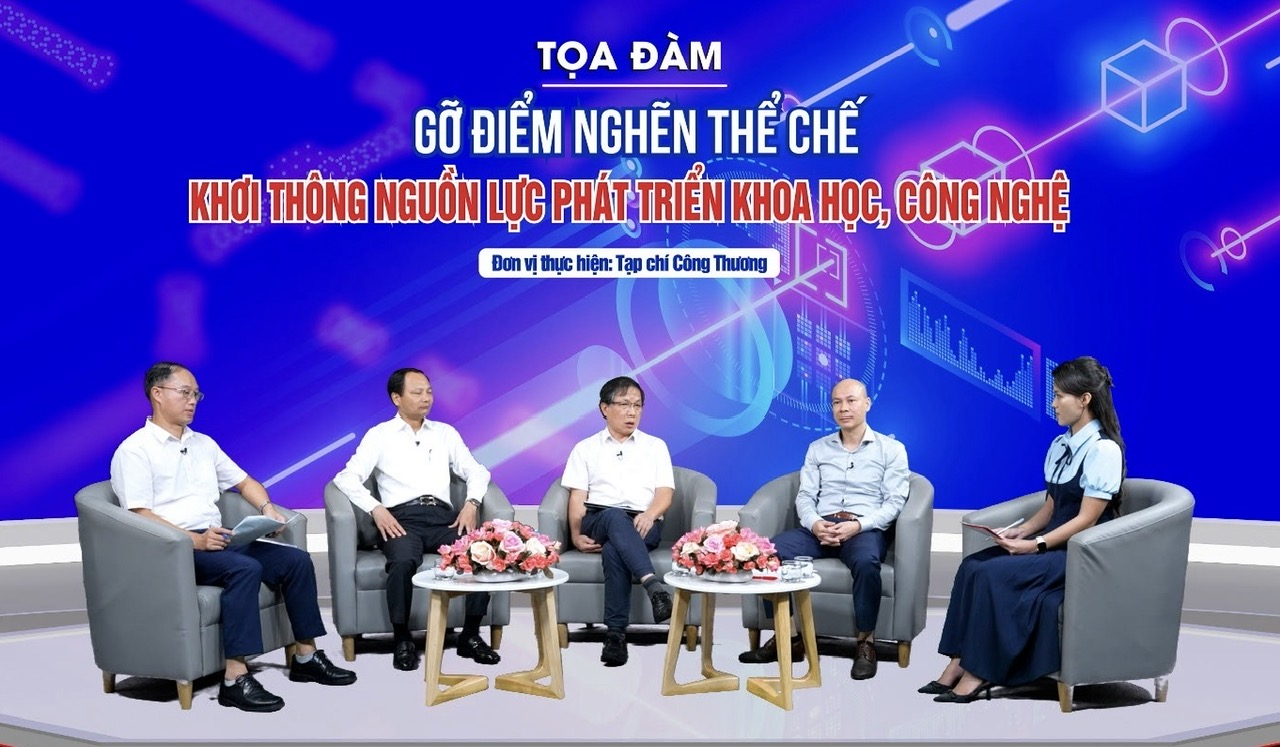 Các diễn giả&nbsp; chia sẻ tại tọa đàm.