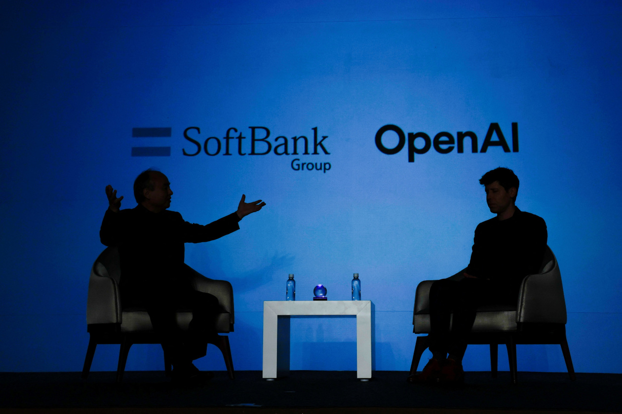 Ông Son của Softbank (trái) và ông Altman (phải) tại một sự kiện giới thiệu AI tới các PG88 Link Dễ Nhớ Pg88.com ở Tokyo vào tháng 2/2025. Ảnh: Reuters