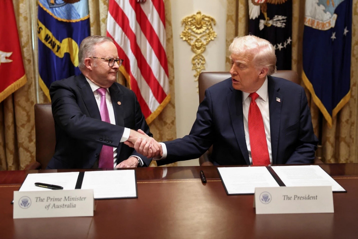 Tổng thống Mỹ Donald Trump và Thủ tướng Australia Anthony Albanese bắt tay sau khi ký kết thỏa thuận về đất hiếm và khoáng sản chiến lược vào ngày 20 tháng 10. (Ảnh: Reuters)