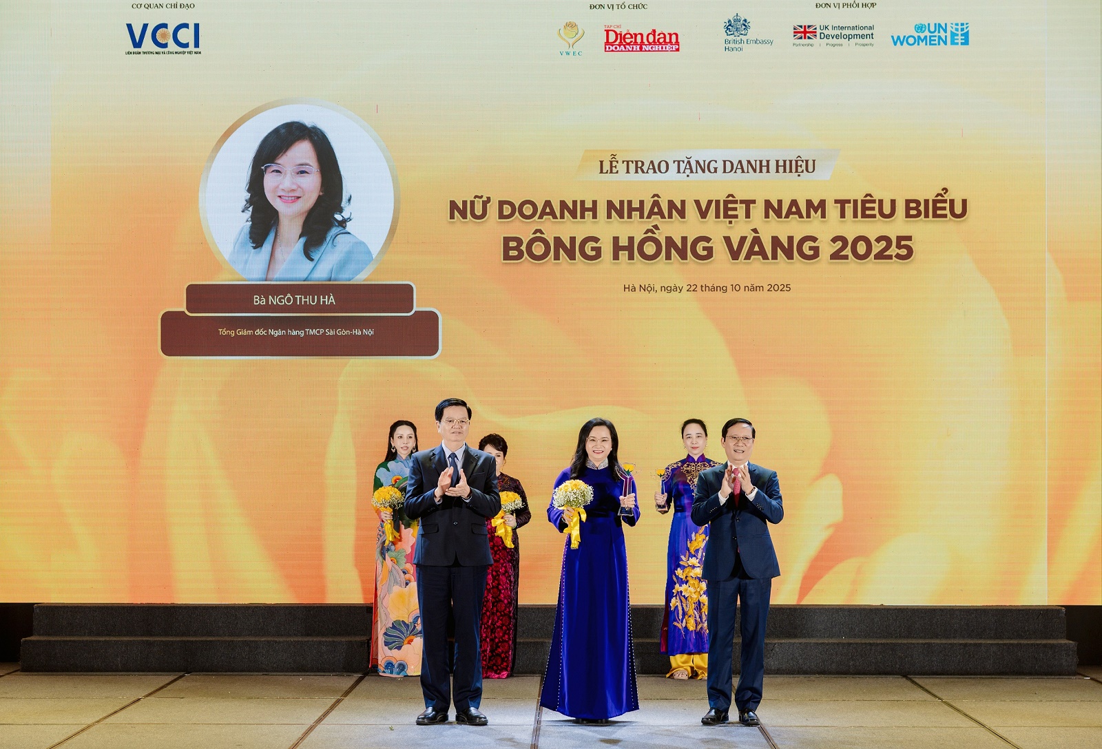 Phó Thủ tướng Chính phủ Mai Văn Chính và Chủ tịch VCCI Phạm Tấn Công trao danh hiệu Bông hồng vàng cho nữ doanh nhân Ngô Thu Hà - Tổng giám đốc SHB.