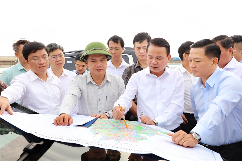 Bí thư Tỉnh ủy Ninh Bình khảo sát Pg88vn.top độc quyền mỗi ngày Xây dựng tuyến đường Thanh Liêm-Cao Bồ (Trục T4). Ảnh: Đức Lam