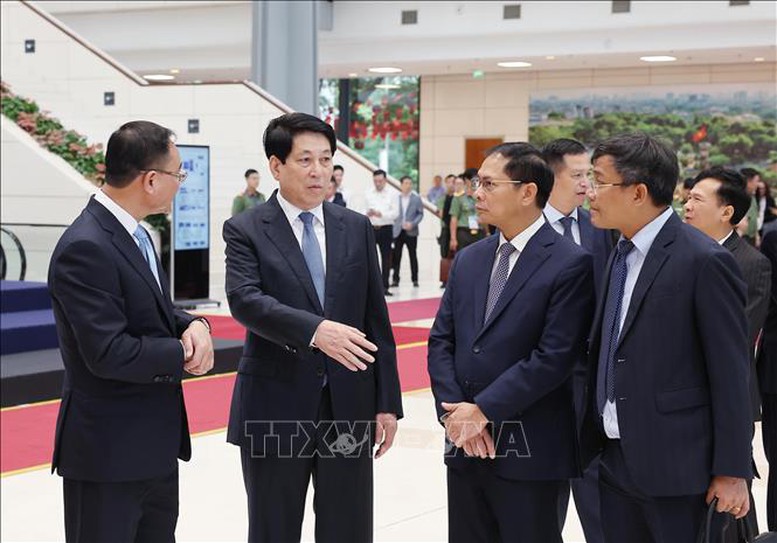 Chủ tịch nước Lương Cường kiếm tra công tác chuẩn bị và tổng duyệt Lễ mở ký Công ước Hà Nội tại Trung tâm Hội nghị Quốc Gia (Mỹ Đình, Hà Nội). Ảnh: TTXVN