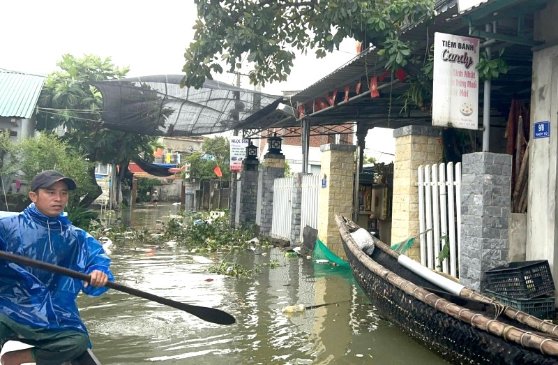 Huế: Mưa trắng trời, nhiều nơi trong thành phố ngập sâu