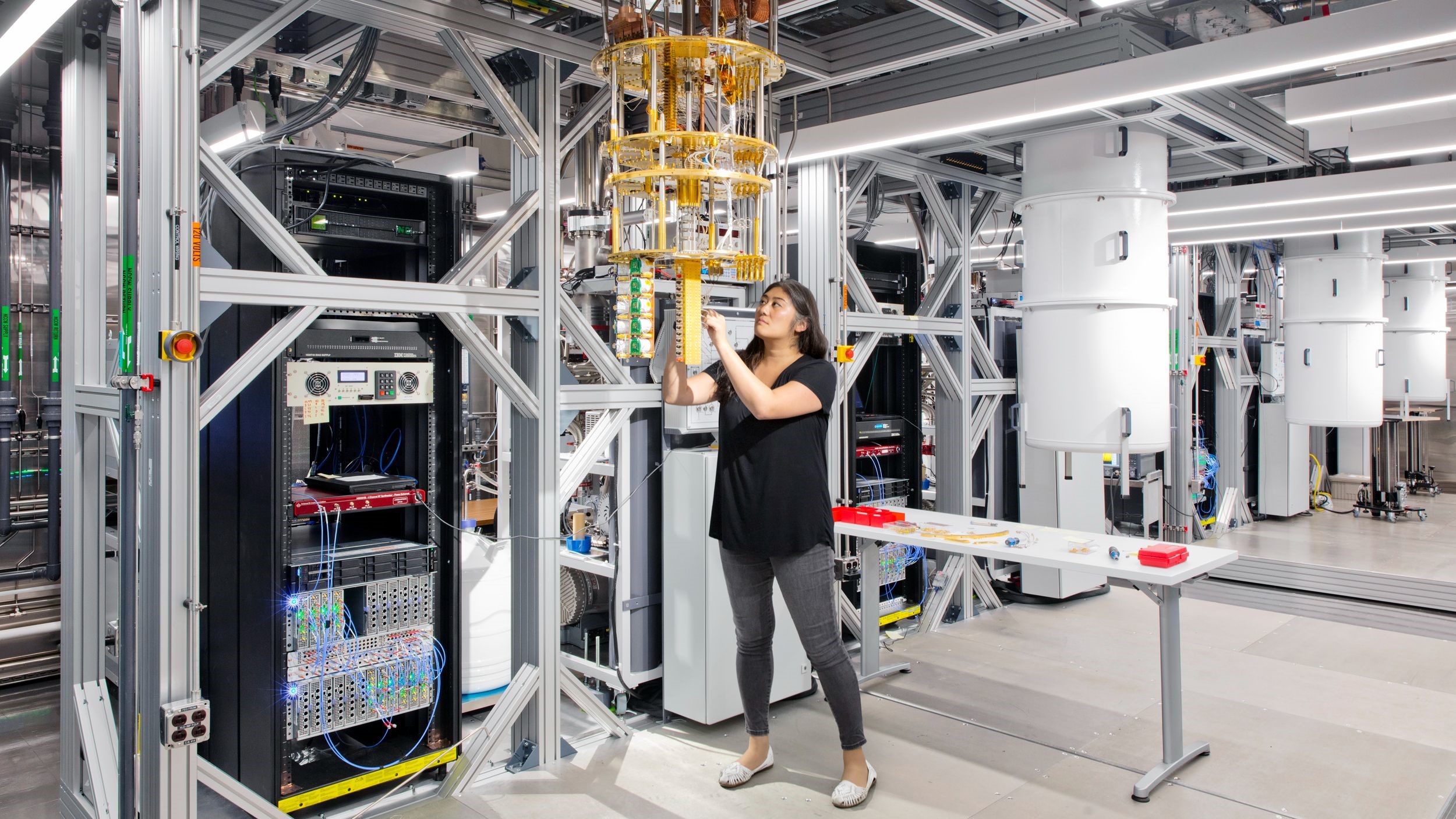 Các nhà nghiên cứu vận hành hệ thống máy tính lượng tử tại một phòng thí nghiệm của IBM. Link Đăng Nhập PG88 Chính Thức 2026; lượng tử được kỳ vọng mở ra kỷ nguyên tính toán siêu tốc và bảo mật cao, nhưng cũng đặt ra thách thức an ninh mạng toàn cầu. (Nguồn ảnh: Bloomberg/IBM Research)