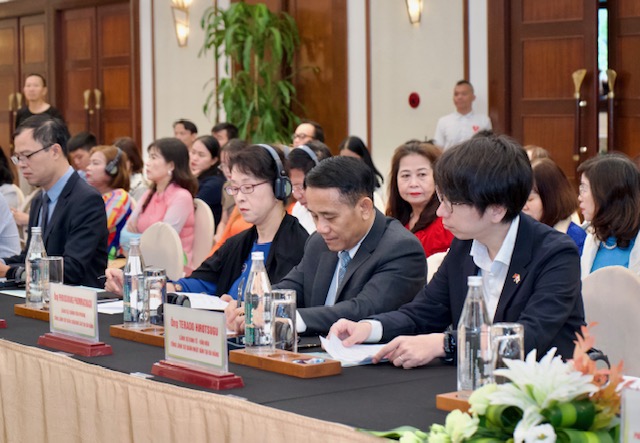 Các đại biểu tahm dự hội thảo.