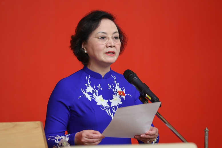 Phó Thủ tướng Phạm Thị Thanh Trà nêu rõ, các đồng chí được bổ nhiệm nhận thức sâu sắc rằng: Vinh dự càng lớn, trách nhiệm càng cao, danh dự là điều thiêng liêng, cao quý nhất của người cán bộ lãnh đạo, phụng sự Tổ quốc, phục vụ nhân dân là lẽ sống cao đẹp nhất - Ảnh: VGP.