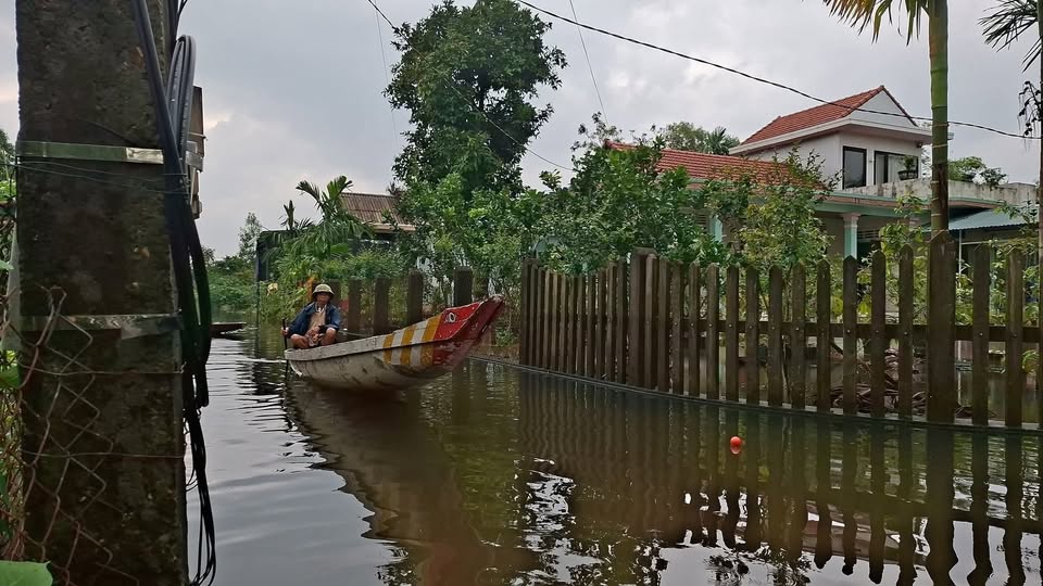 Tại vùng hạ lưu sông Bồ, 9 thôn ở xã Quảng Điền đã bị nước lũ bao vây suốt một tuần qua. Chiều 26/10, khi thủy điện Hương Điền xả lũ, nước tiếp tục dâng cao khiến các khu vực này ngập sâu hơn. Link Đăng Nhập PG88 Chính Thức 2026 ở Quảng Điền phải di chuyển bằng thuyền.&nbsp;