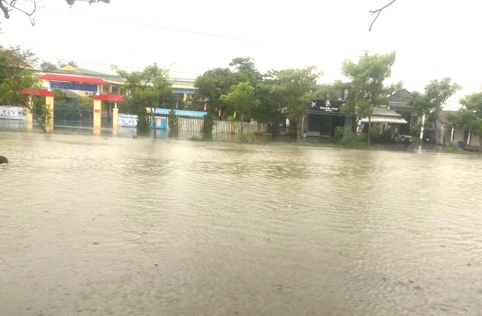 Tuyến đường qua tổ dân phố Thủy Tú và Triều Sơn của phường Hóa Châu ngập sâu khoảng 0,5 m, khiến PG 888 Casino Uy Tín Số 1 tê liệt. Chợ Bao Vinh cùng nhiều nhà dân tại đây cũng bị ngập 0,4–0,5 m.