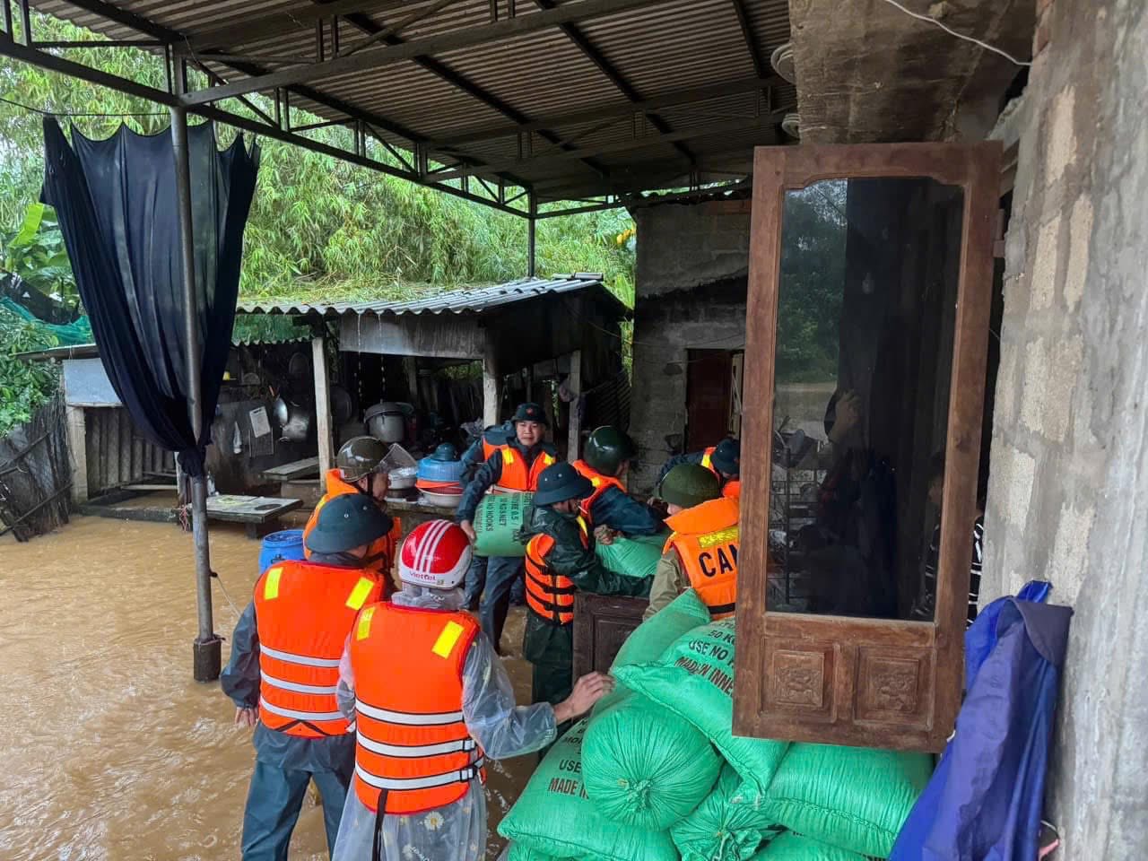 Hỗ trợ Link Đăng Nhập PG88 Chính Thức 2026 di chuyển đồ đạc lên nơi cao