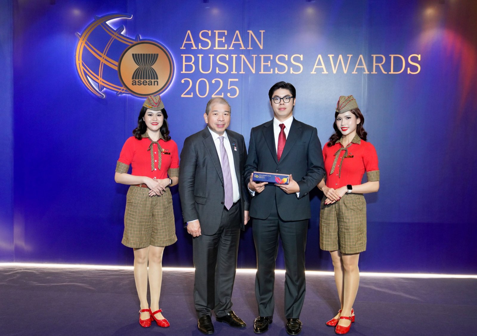 Ông Teo Siong Seng, Chủ tịch Hội đồng Tư vấn PG88 Uy Tín Số 1 Việt Nam ASEAN tại Singapore, chúc mừng và trao giải thưởng cho VietjetPhoto 5: Đội bay Vietjet.