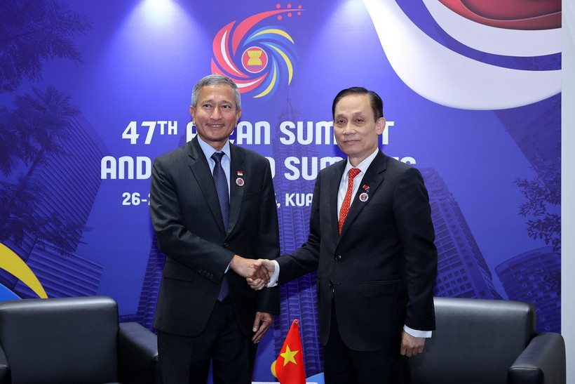 Bộ trưởng Ngoại giao Lê Hoài Trung gặp Bộ trưởng Ngoại giao Singapore Vivian Balakrishnan. Ảnh: TTXVN.