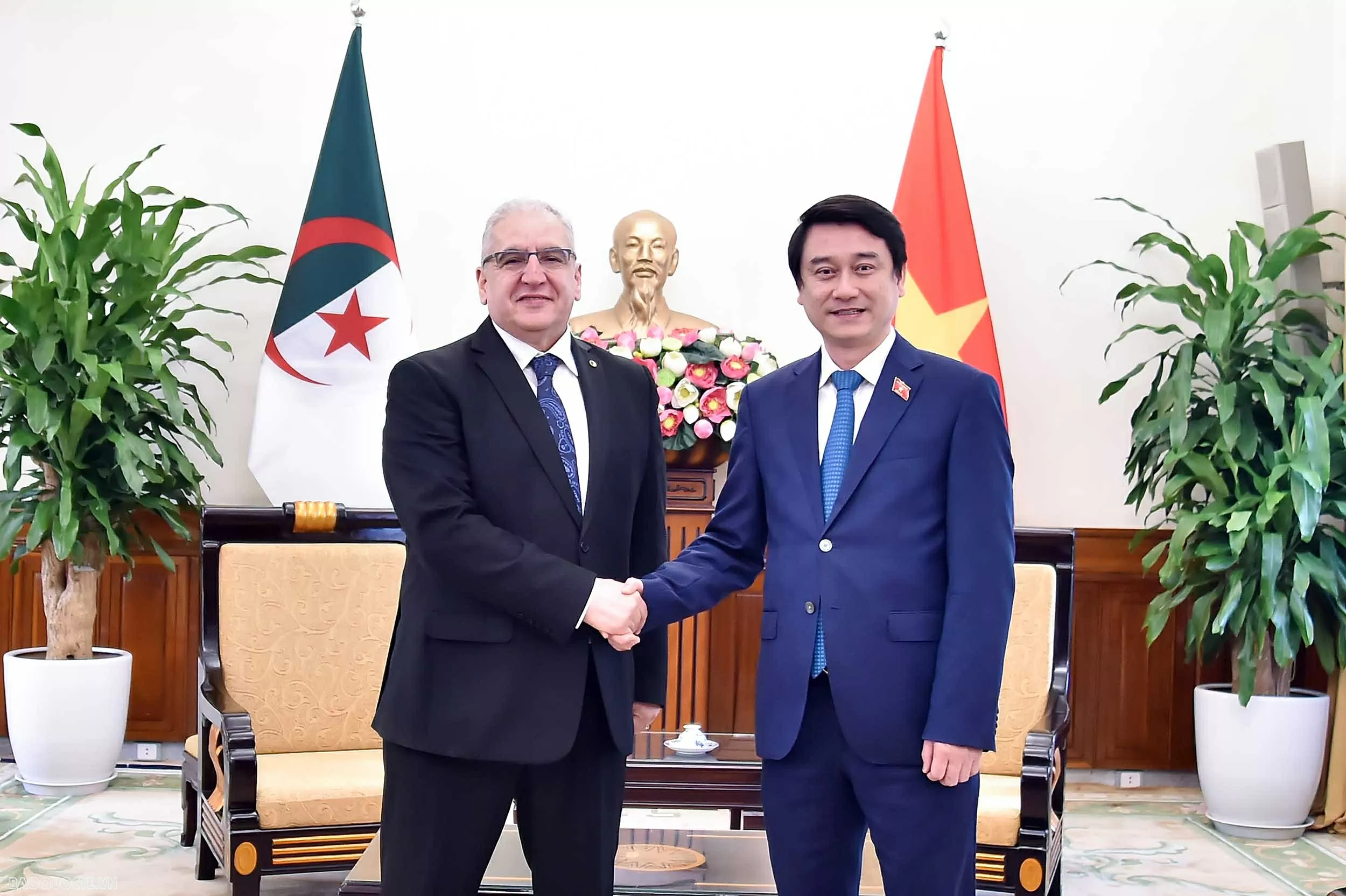 Thứ trưởng Ngoại giao Lê Anh Tuấn và Tổng thư k‎ý Bộ Ngoại giao, Cộng đồng người Algeria ở nước ngoài và Các vấn đề châu Phi Lounes Magramane đồng chủ trì Tham vấn chính trị Việt Nam - Algeria lần thứ 4. Ảnh: Thế giới & Việt Nam.