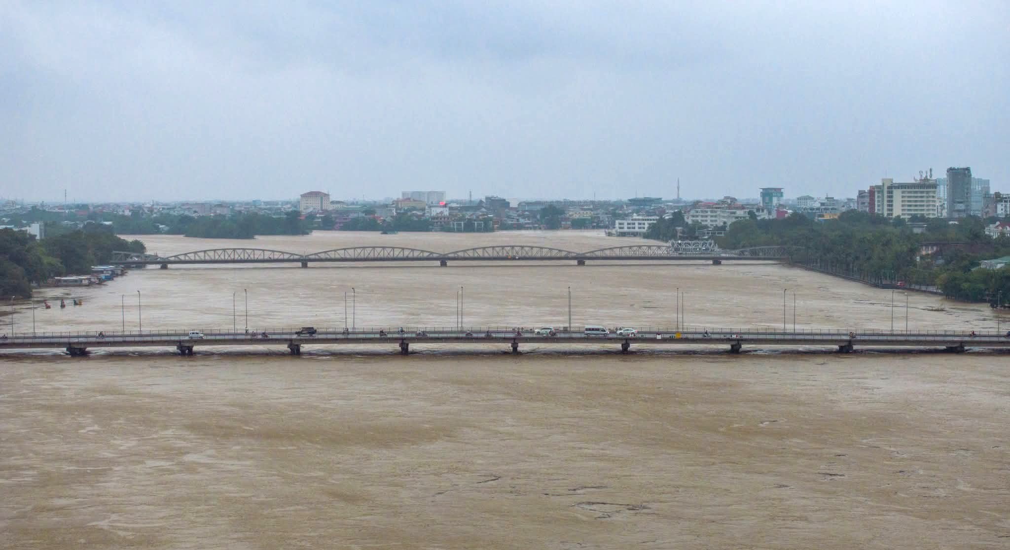 Nước dâng Hương dâng cao. Ảnh: Nguyên Phong