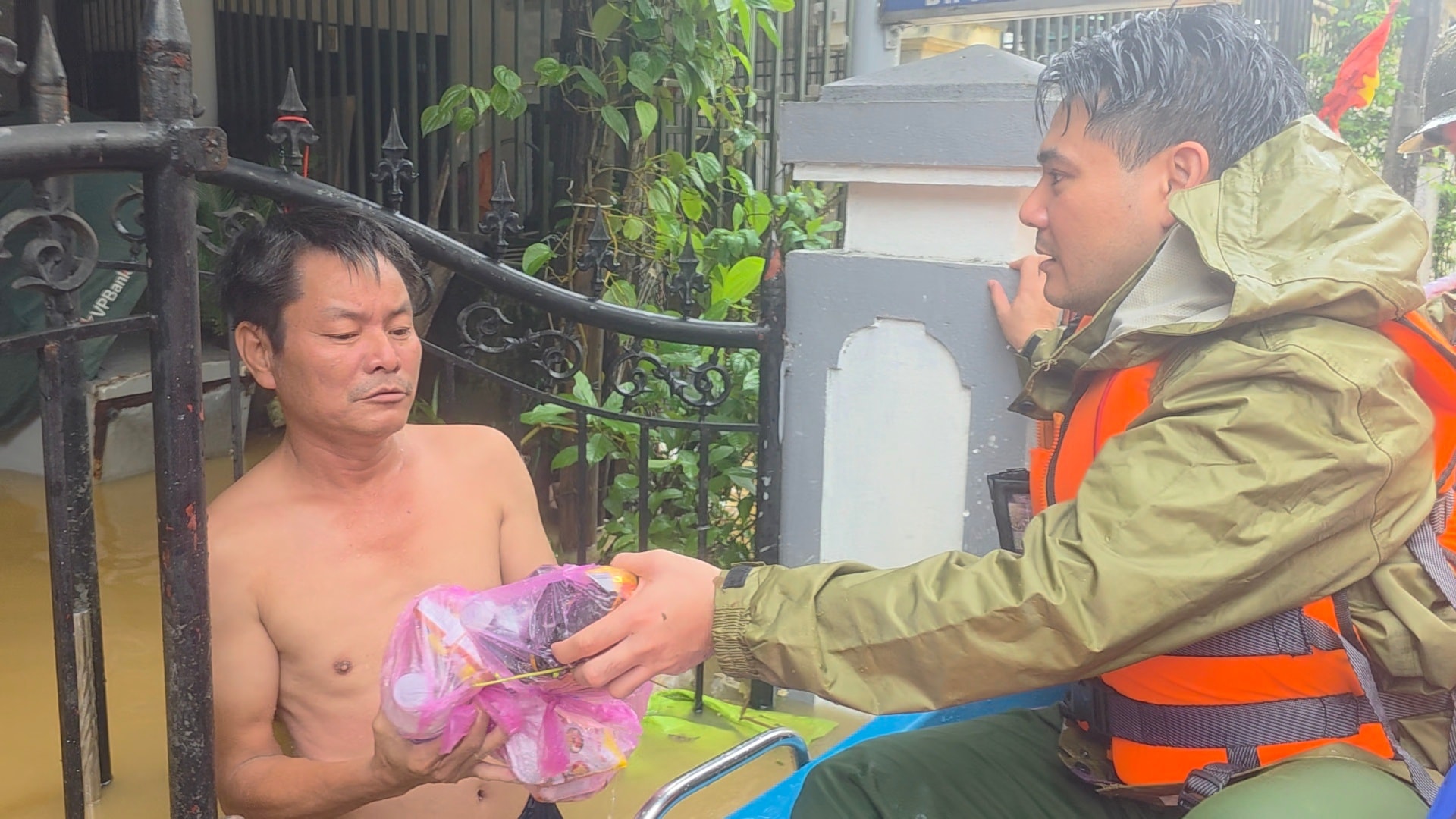 Lực lượng chức năng hỗ trợ nhu yếu phẩm&nbsp;cho Link Đăng Nhập PG88 Chính Thức 2026 vùng ngập lụt