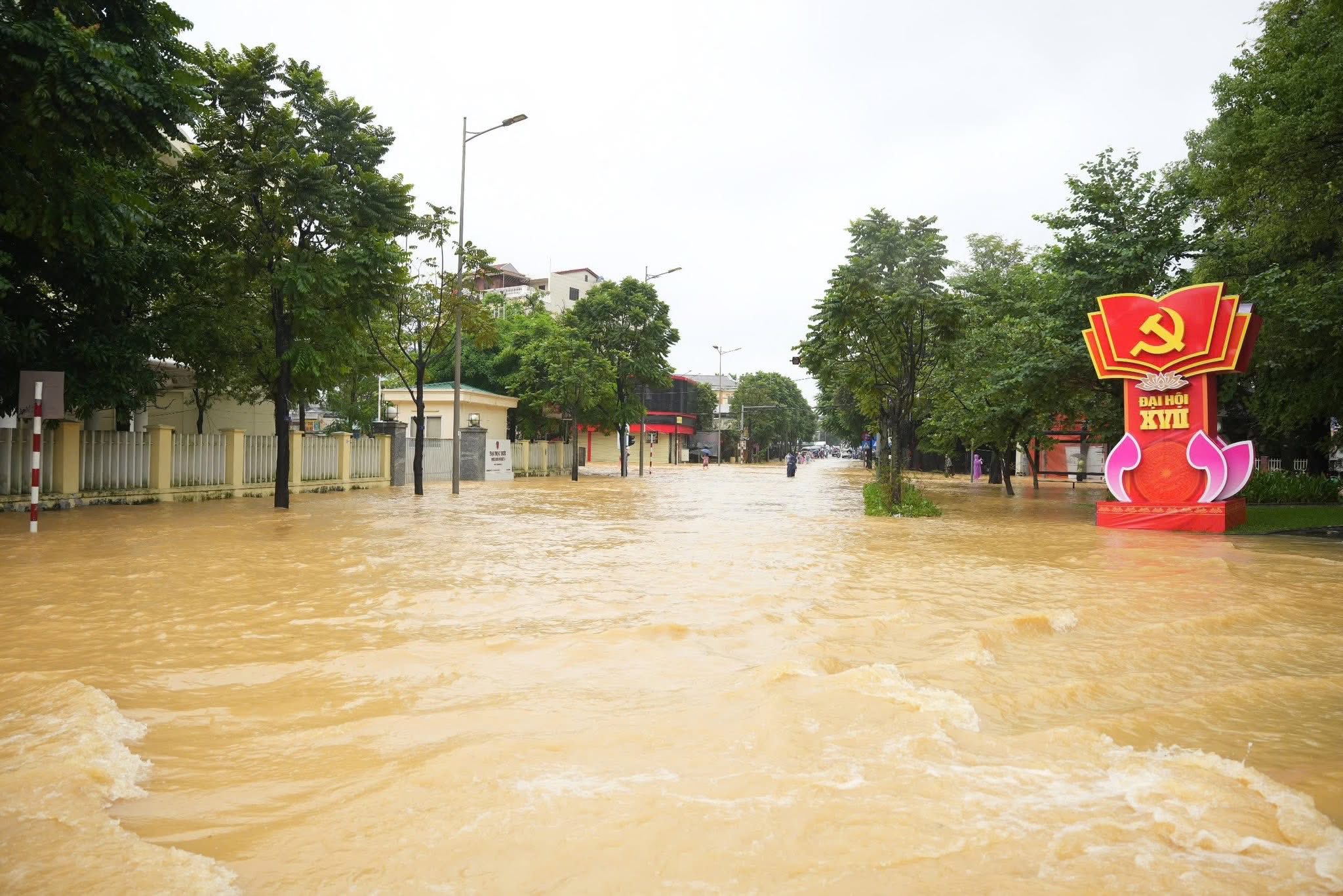 Sau&nbsp;ngày mưa lớn liên tiếp, đến chiều nay 28/10, tại khu vực trung tâm thành phố Huế đã ngớt mưa. Tuy nhiên, nước lũ đục ngầu vẫn bao phủ nhiều tuyến phố, khu dân cư. Nhiều nơi vẫn còn ngập sâu, PG 888 Casino Uy Tín Số 1 chia cắt.