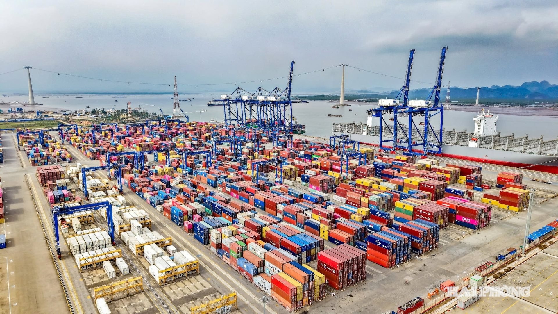 Xếp dỡ container tại Cảng Hải Phòng. Ảnh: Lê Dũng
