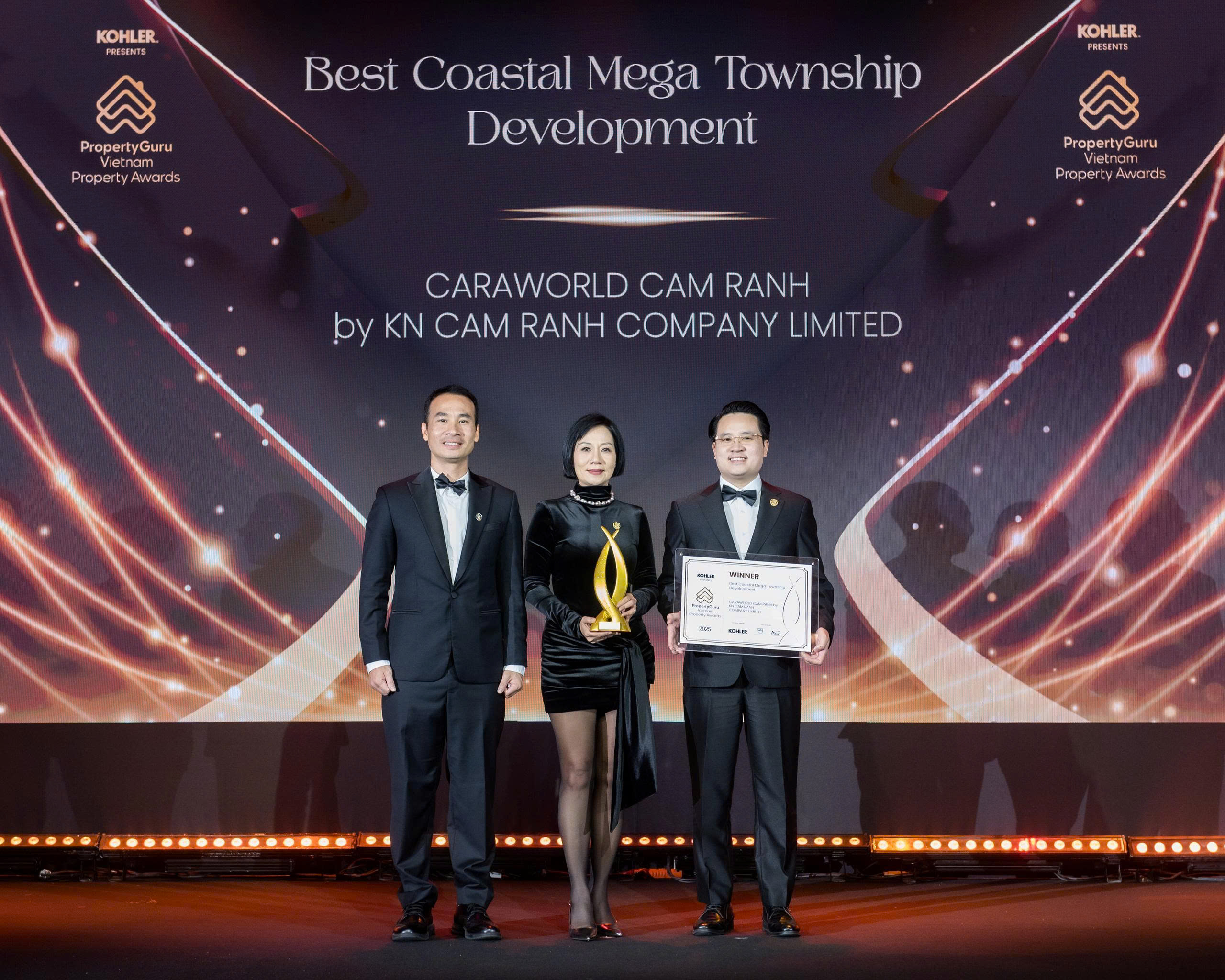 Ông Nguyễn Tuấn Anh - Phó Tổng giám đốc KN Holdings và bà Phạm Tú Cầu - Phó Tổng giám đốc KN Holdings, đại diện chủ Pg88vn Trang Chủ Chính Thức CaraWorld nhận giải 