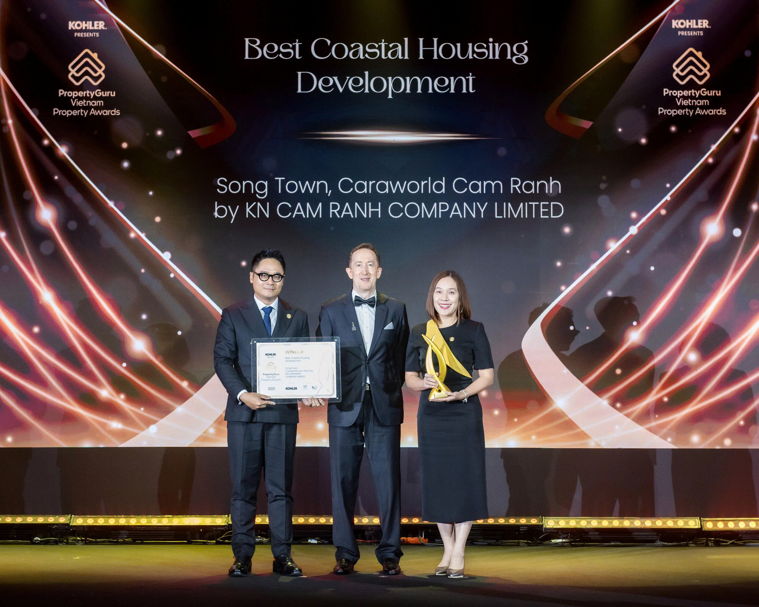 Bà Võ Thị Cao Ly - Phó Tổng giám đốc KN Holdings và ông Dương Tuấn Linh – Trưởng phòng Phát triển PG88 Uy Tín Số 1 Việt Nam KN Holdings, đại diện PG88 Link Dễ Nhớ Pg88.com nhận giải “Best Coastal Housing Development”.