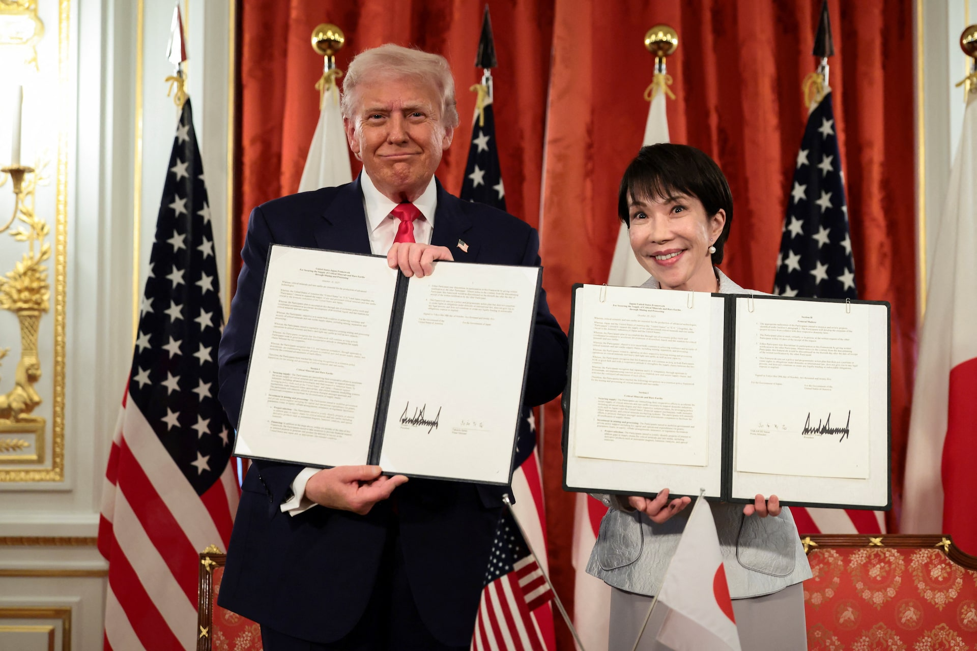 Tổng thống Mỹ Donald Trump và Thủ tướng Nhật Bản Sanae Takaichi giơ cao các văn bản vừa ký về việc đảm bảo nguồn cung khoáng sản quan trọng và đất hiếm, trong cuộc họp song phương tại Cung điện Akasaka, Tokyo, Nhật Bản, ngày 28/10/2025 - Ảnh: Reuters