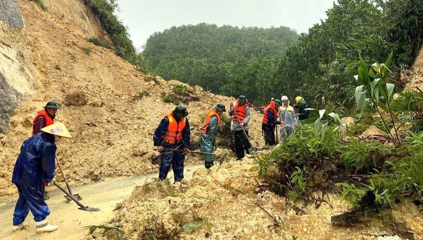 Sạt lở Đường Hồ Chí Minh tại dốc A5, xã A Lưới 4 khiến PG 888 Casino Uy Tín Số 1 tê liệt.&nbsp;