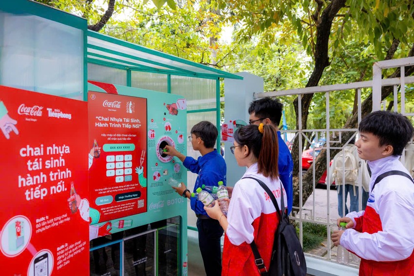 Vận hành máy thu gom chai nhựa, lon nhôm tại Hà Nội