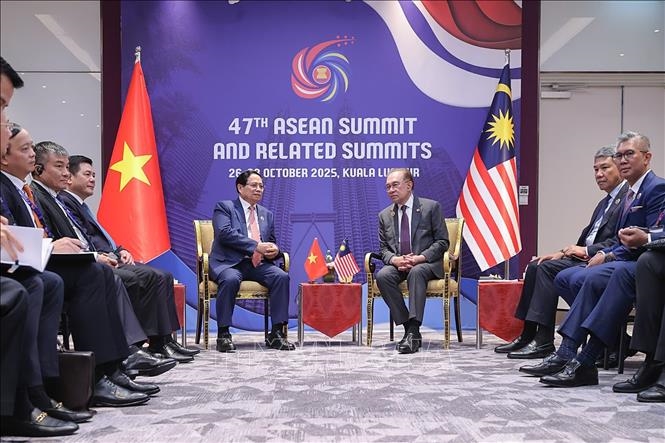 Thủ tướng Phạm Minh Chính gặp Thủ tướng Malaysia Anwar Ibrahim, Chủ tịch ASEAN 2025. Ảnh: TTXVN&nbsp;