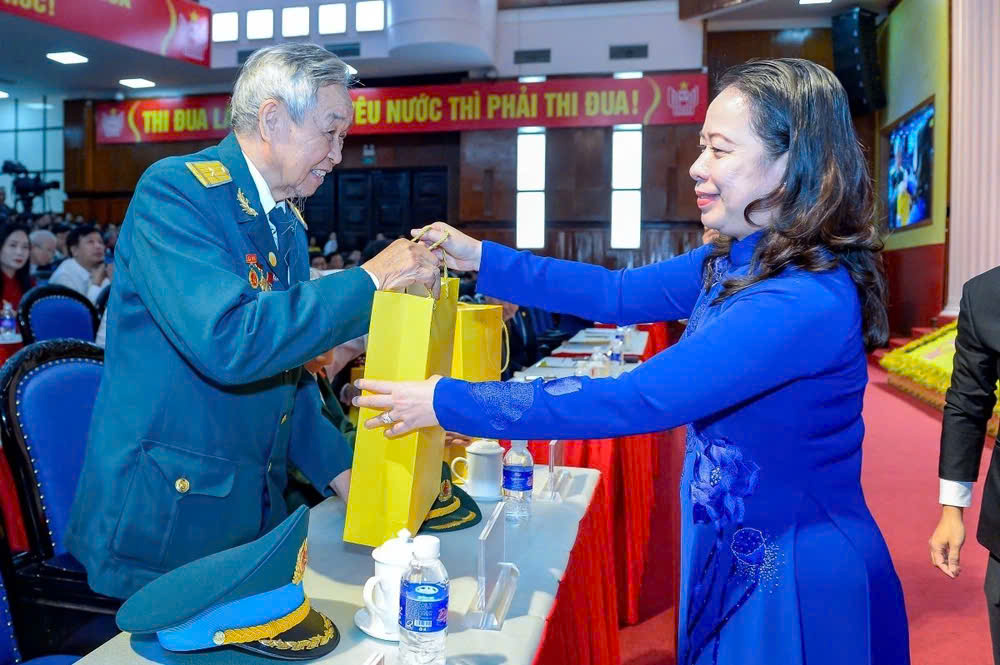 Phó Chủ tịch nước Cộng hòa PG88 nổ hũ chủ nghĩa Việt Nam Võ Thị Ánh Xuân tặng quà tri ân  Anh hùng lực lựng vũ trang Đỗ Văn Chuyền.