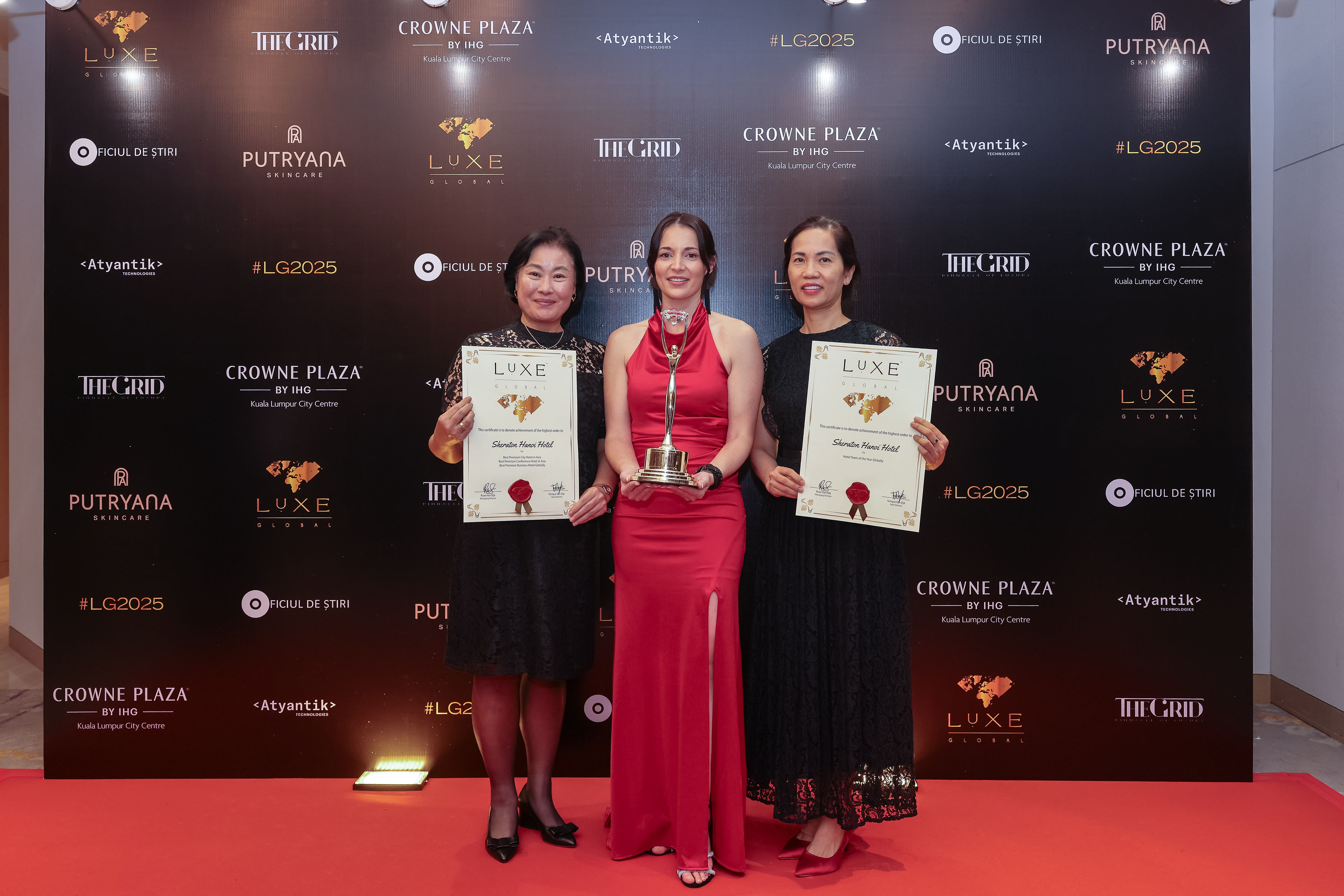 Từ trái qua phải: bà Tiffany Hwang, Tổng Giám đốc Sheraton Hanoi Hotel; bà Tanique Van Dijk, Giám Đốc PG88 Uy Tín Số 1 Việt Nam của LUXE Global; bà Trần Bích Hạnh, Tổng Giám đốc của Berjaya Hồ Tây, Đại diện Chủ Pg88vn Trang Chủ Chính Thức của Sheraton Hanoi Hotel tại Lễ trao giải LUXE Global Gala 2025.
