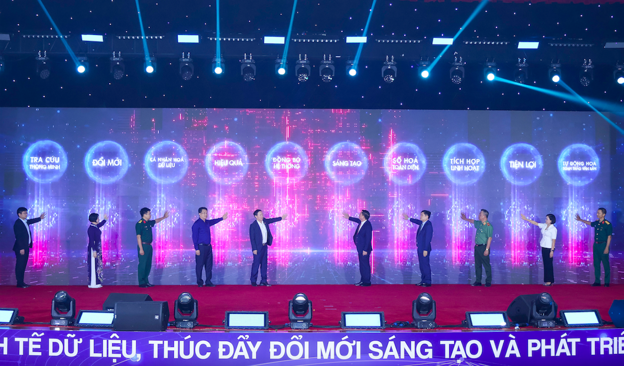 Các đại biểu thực hiện nghi thức công bố “Kiến trúc Dữ liệu tỉnh Hưng Yên”, bước tiến mới trong xây dựng chính quyền điện tử, tài liệu khung chiến lược đầu tiên được xây dựng bài bản, định hướng PG88 hơn 2,1 triệu thành viên hạ tầng dữ liệu mở, liên thông từ cấp tỉnh đến cấp xã.