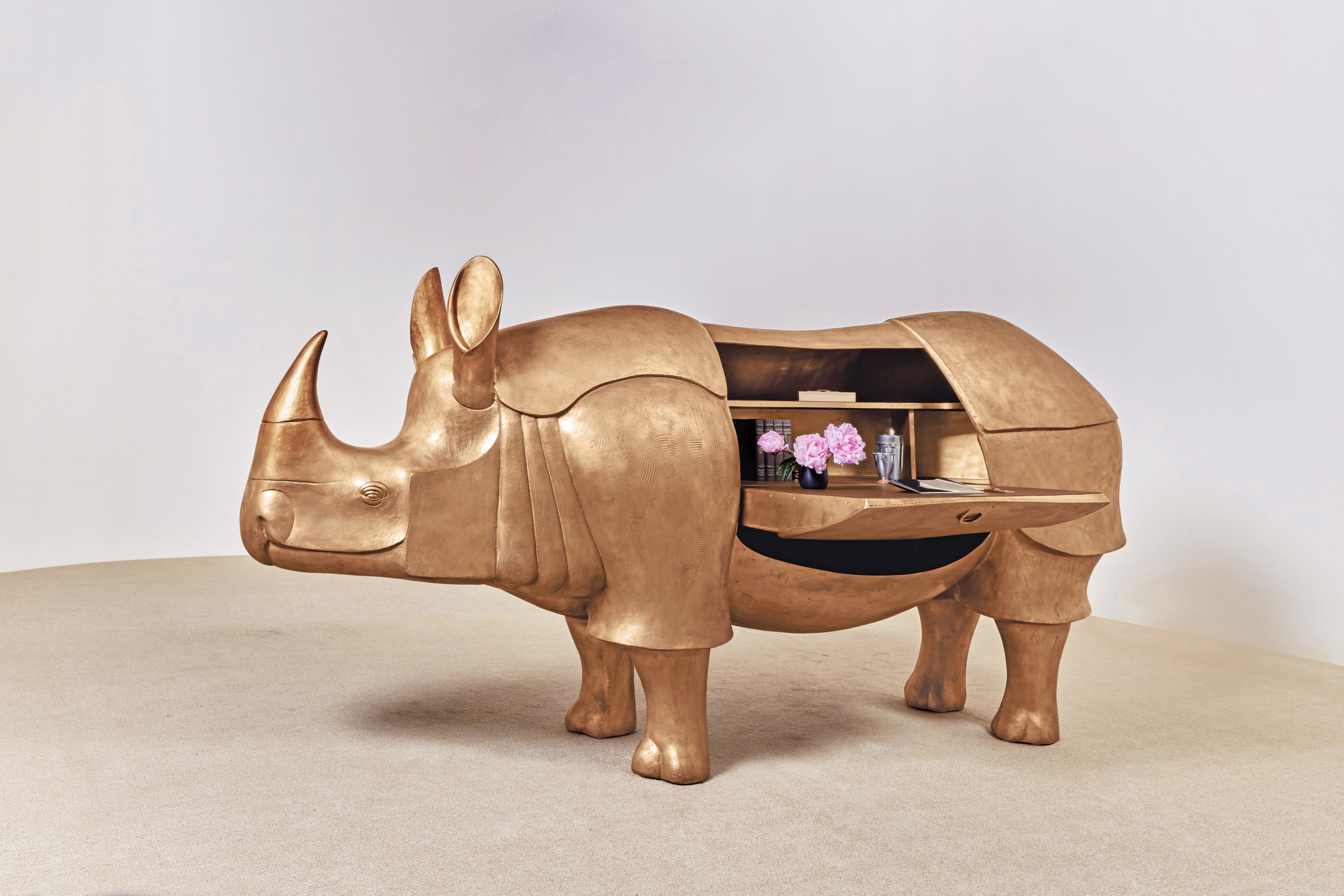 Chiếc tủ hình tê giác do François-Xavier Lalanne chế tác.