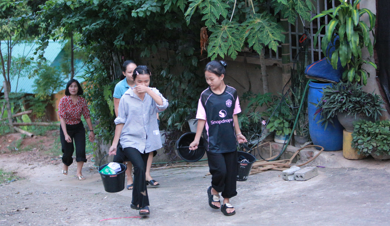 Trước mắt, những học sinh ở gần trường được cho phép về nhà tắm giặt, còn các em ở xa vẫn phải ra suối theo nhóm nhỏ, có thầy cô hướng dẫn.&nbsp;