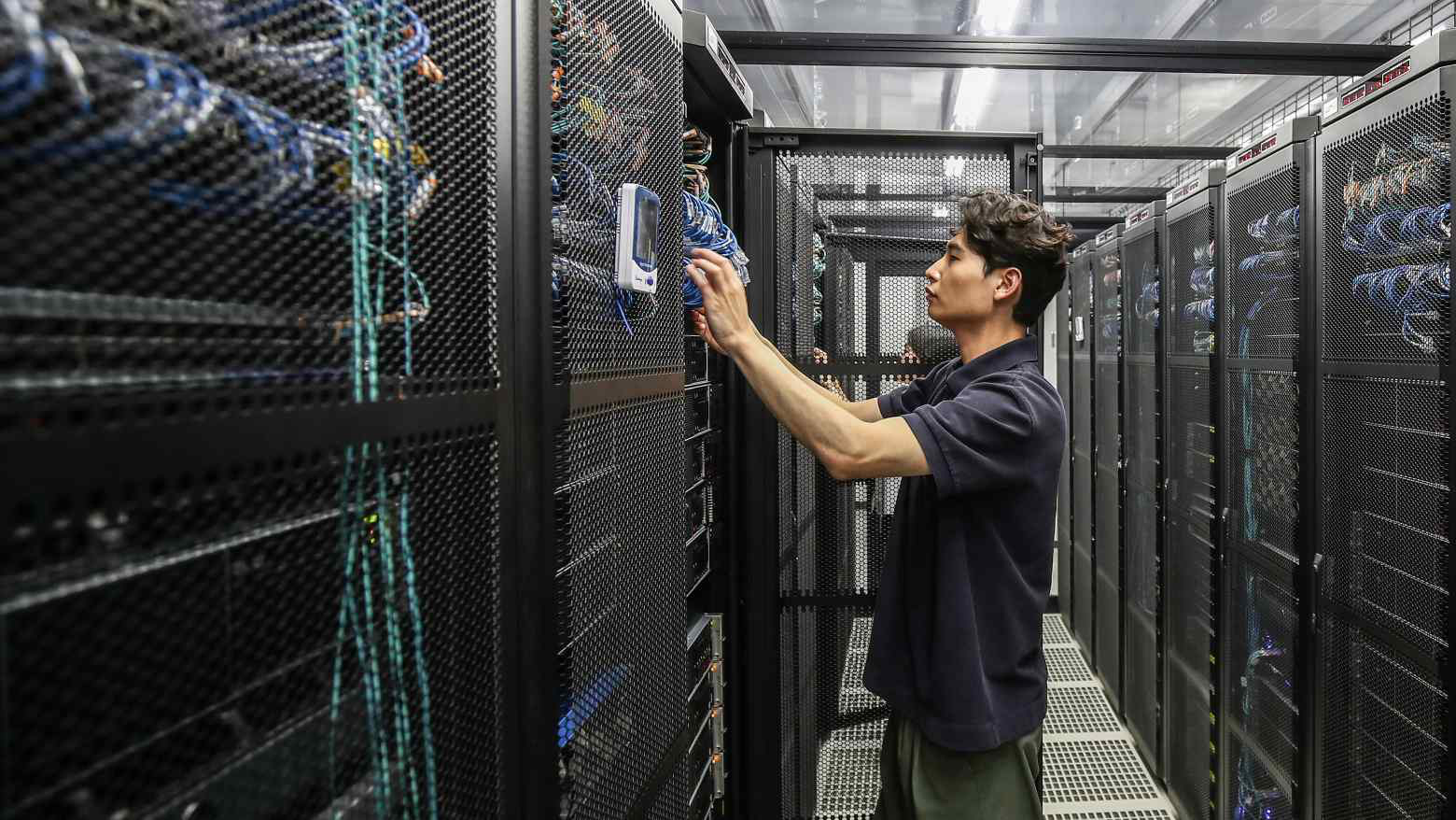 Những quy định chặt chẽ hơn đã giúp một số quốc gia Nam Á và Đông Nam Á hưởng lợi tốt hơn từ làn sóng AI toàn cầu. Ảnh: Nikkei