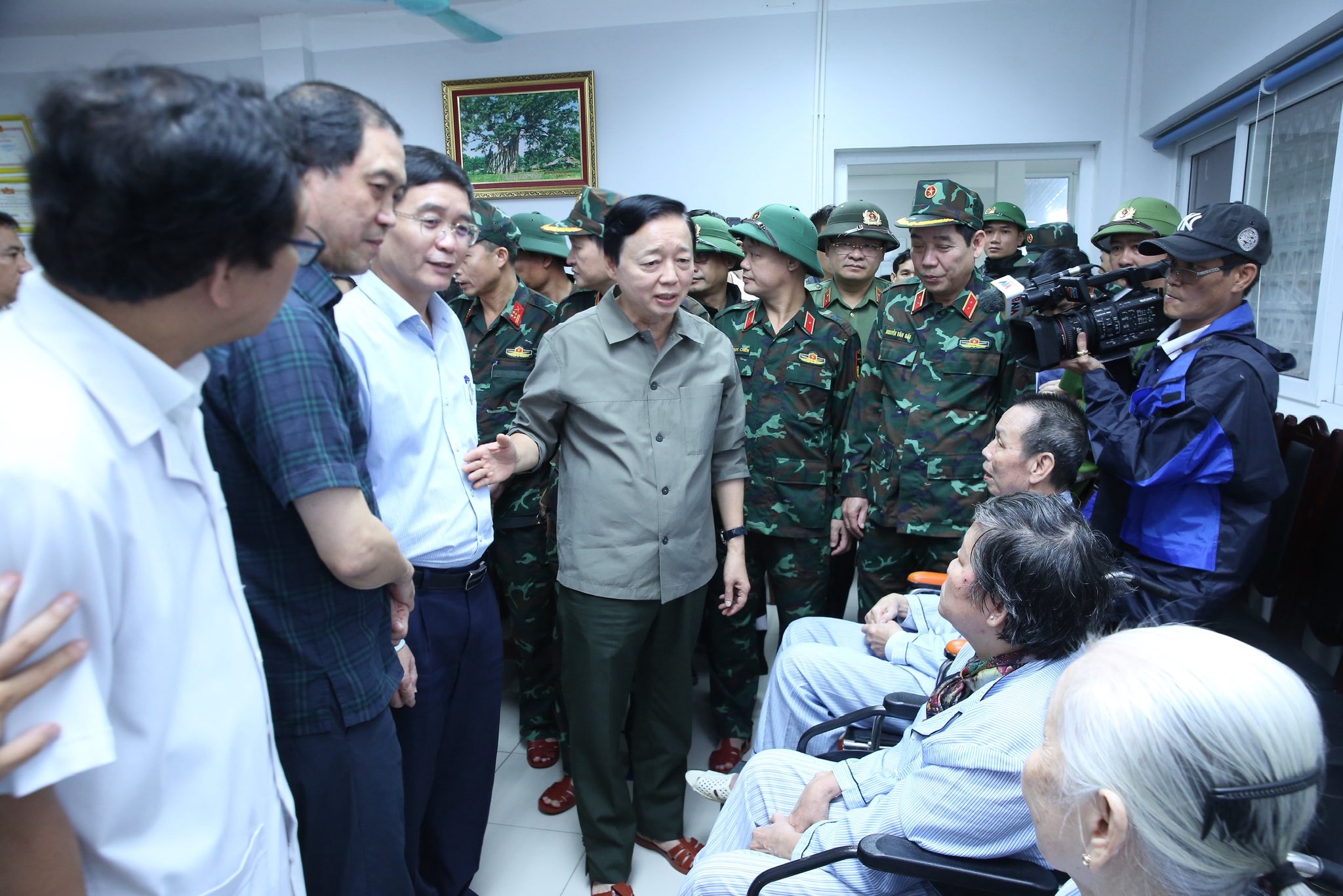 Phó Thủ tướng Trần Hồng Hà thăm hỏi động viên các bệnh nhân