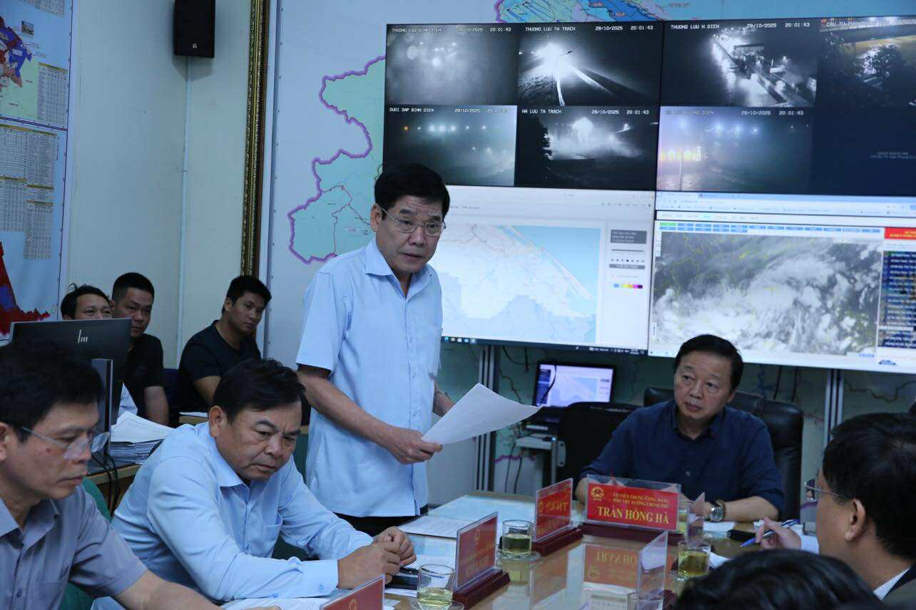 Trung tướng Nguyễn Văn Gấu, Thứ trưởng Bộ Quốc phòng, thông tin về các lực lượng quân đội sẵn sàng tham gia cứu hộ, cứu nạn&nbsp;
