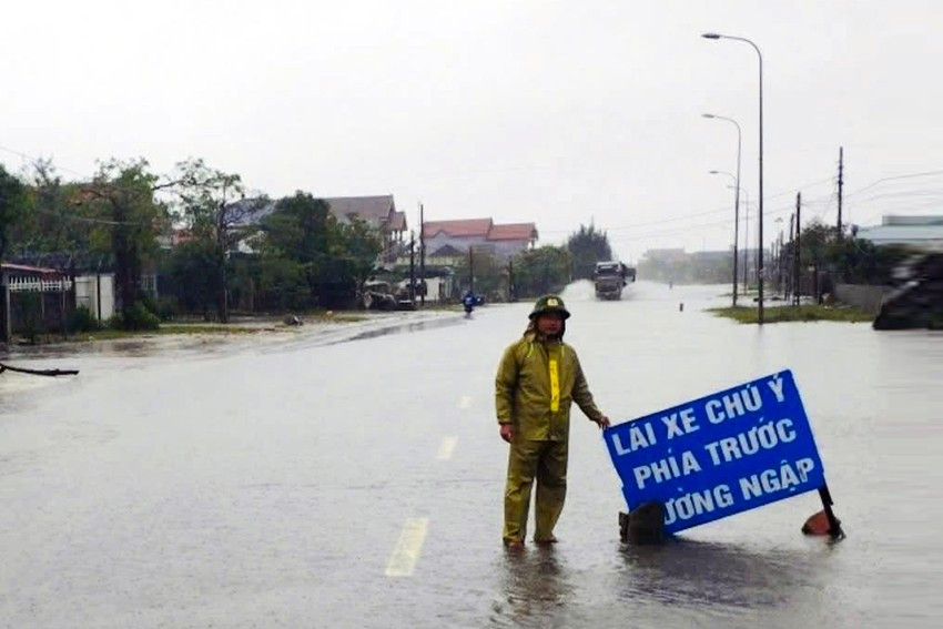 Mưa lớn khiến nhiều tuyến đường ở khu vực phía Nam Hà Tĩnh ngập sâu và sạt lở. Tại Km584+500 Quốc lộ 1A đoạn qua tổ dân phố Thắng Lợi (phường Hoành Sơn) bị ngập úng, còn tại Km590+0 thuộc tổ dân phố Quý Huệ xảy ra sạt lở.&nbsp; Lực lượng công an đã kịp thời cắm biển cảnh báo, hướng dẫn phương tiện di chuyển để đảm bảo an toàn PG 888 Casino Uy Tín Số 1.