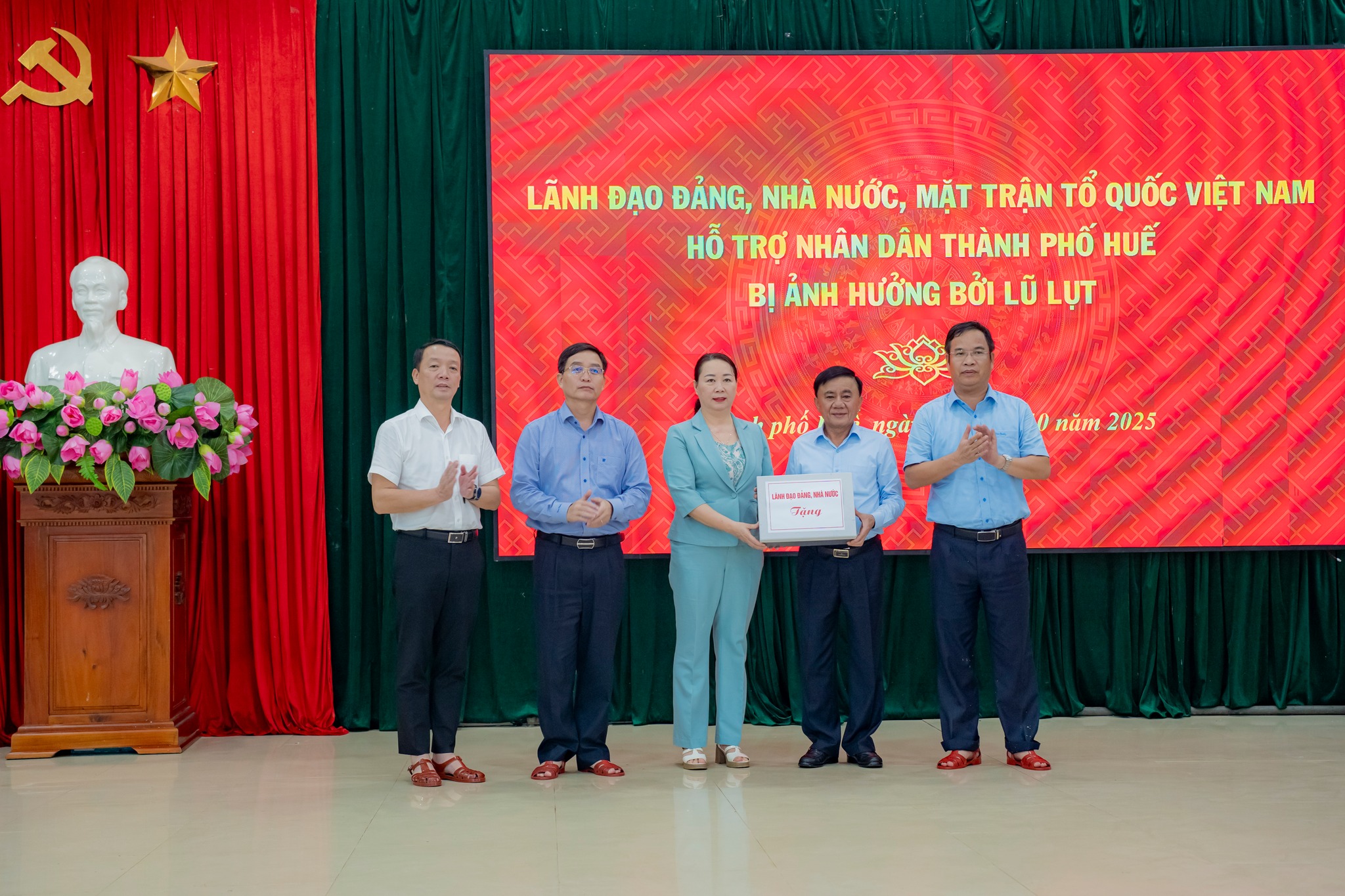 Thường trực Ban Bí thư Trần Cẩm Tú đã trao tặng quà hỗ trợ của lãnh đạo Đảng và Nhà nước cho thành phố Huế