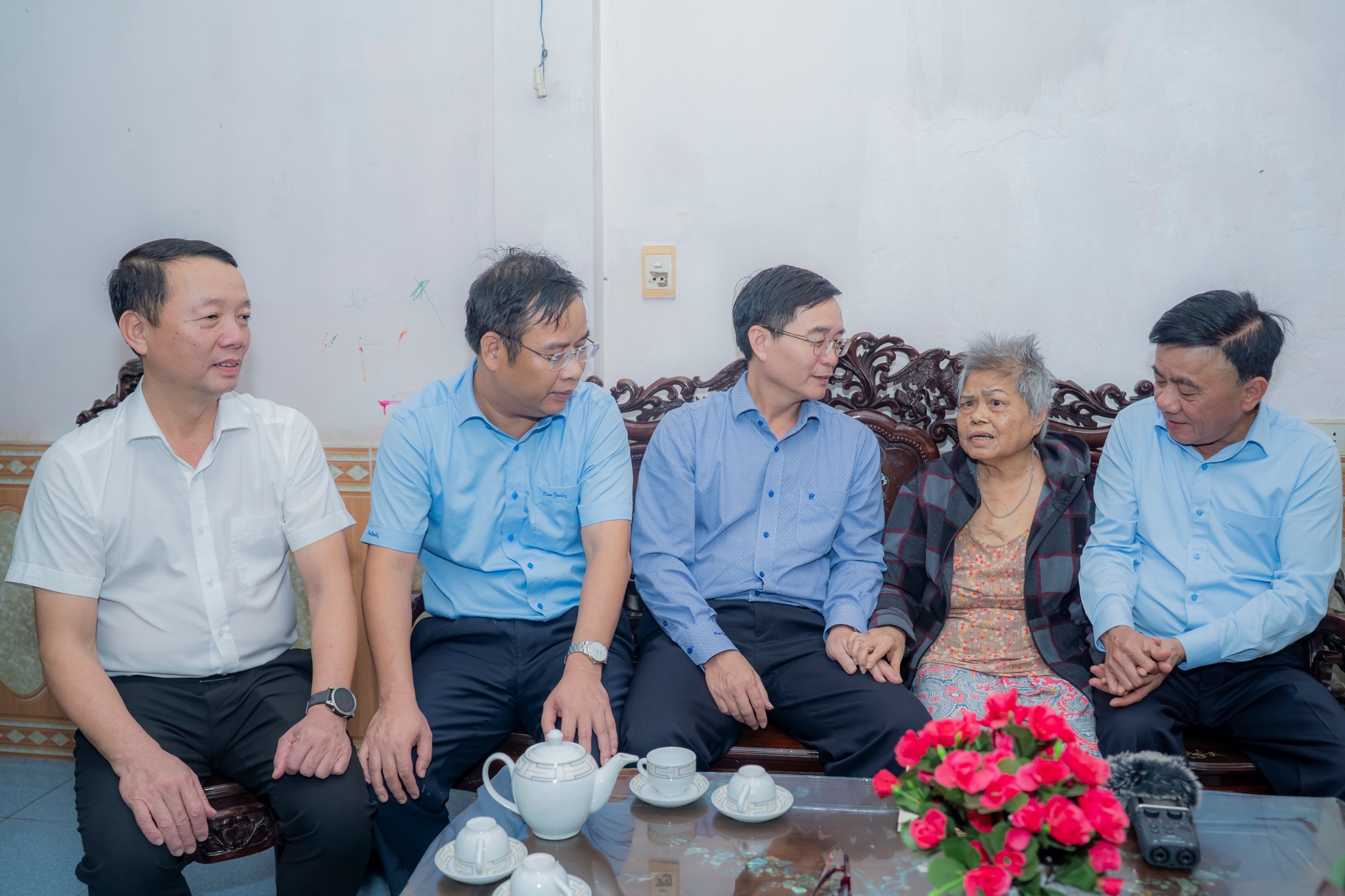Thường trực Ban Bí thư Trần Cẩm Tú&nbsp;trao quà cho&nbsp;gia đình chính sách bà Vũ Thị Hồng Quế