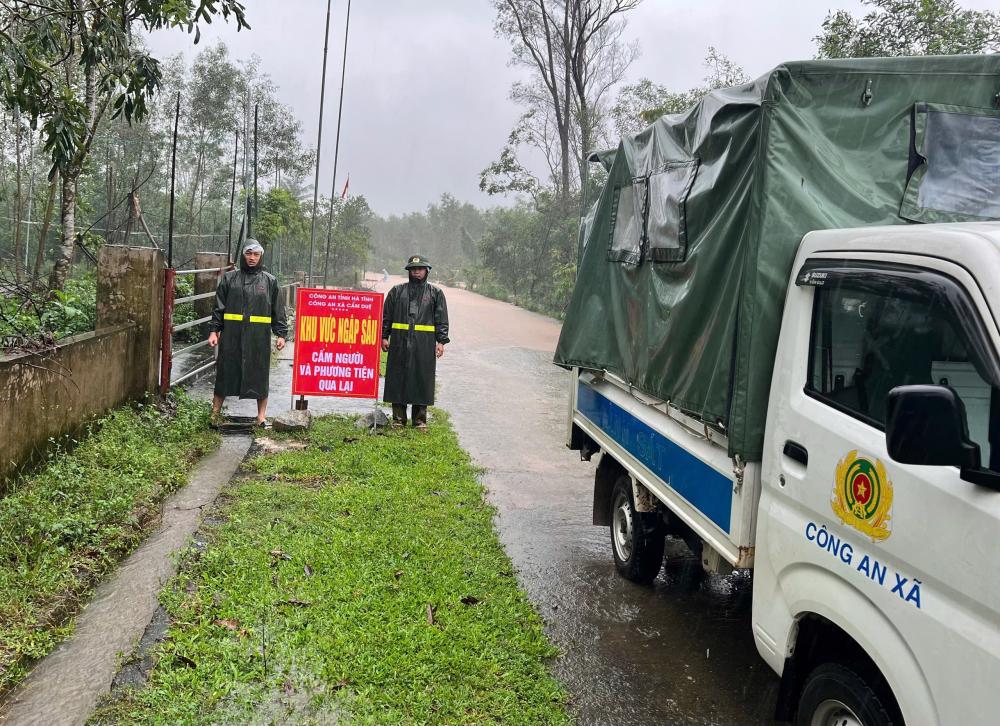 Lực lượng Công an xã Cẩm Duệ cắm biển cảnh báo, dựng rào chắn tạm thời và hướng dẫn Link Đăng Nhập PG88 Chính Thức 2026 không di chuyển qua những khu vực nguy hiểm.