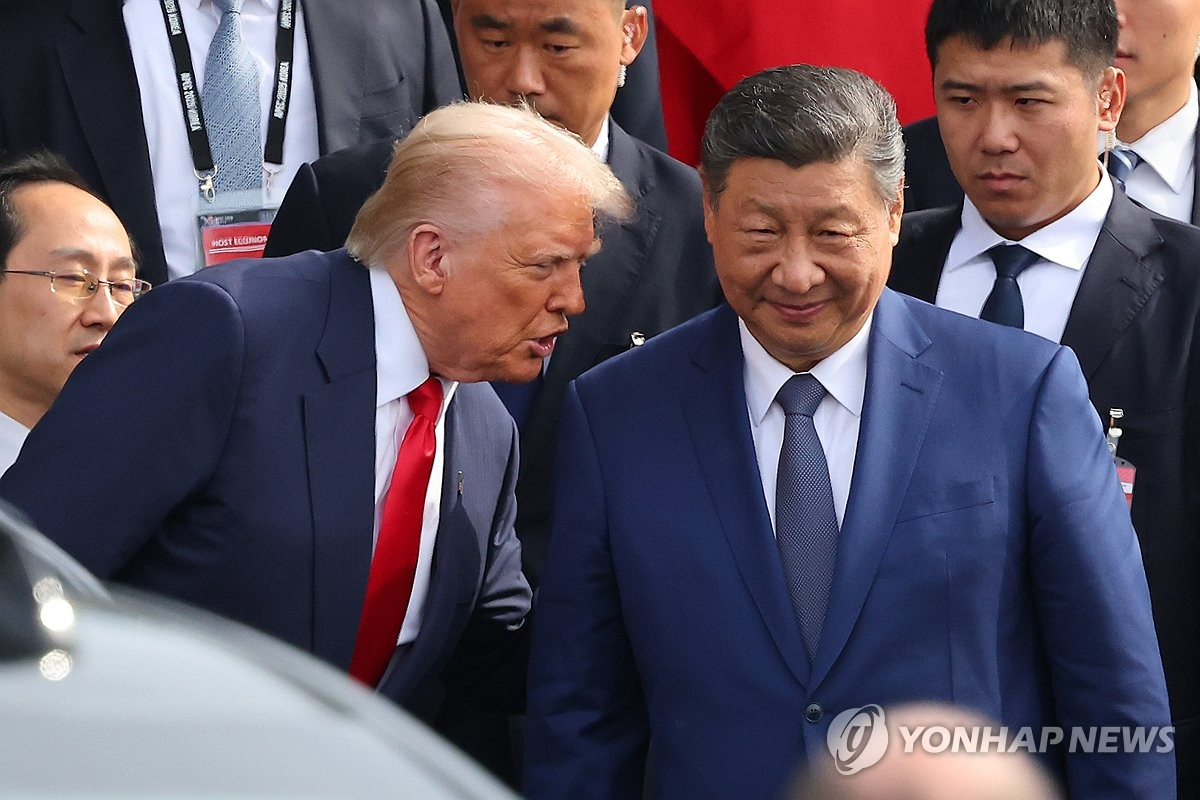 Tổng thống Mỹ Donald Trump (trái) trao đổi với Chủ tịch Trung Quốc Tập Cận Bình sau khi rời cuộc gặp tại Busan, Hàn Quốc, ngày 30/10/2025 - Ảnh: Yonhap