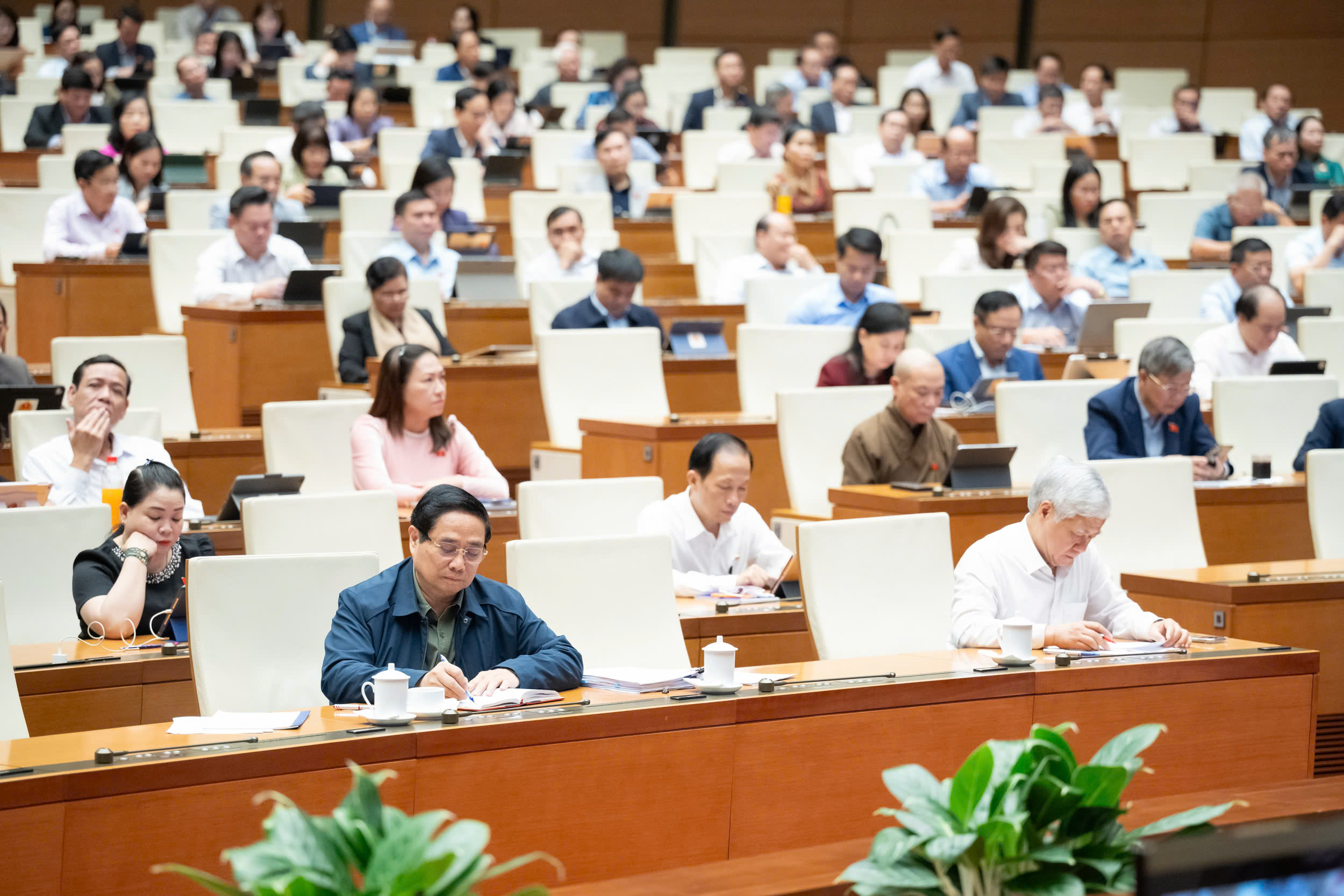 Thủ tướng Chính phủ Phạm Minh Chính, Chủ tịch Ủy ban Trung ương Mặt trận Tổ quốc Việt Nam Đỗ Văn Chiến cùng các đại biểu Link Trang Chủ PG88.Com Mới #2026 tại Phiên họp.